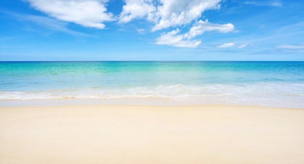 Prachtig zandstrand en zee met heldere blauwe hemelachtergrond Geweldig strand blauwe hemel zand zon daglicht ontspanning landschapsmening in Phuket eiland Thailand voor zomer en reizen achtergrond.