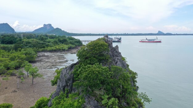 prachtig zeegezicht en bergeiland hoogseizoen Khao Hua Bon uitkijkpunt