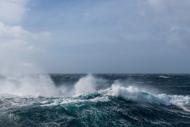 Prachtig zeegezicht golven en hemel met wolken met prachtige verlichting Stormachtige zee Slecht weer Gale Ruwe zee