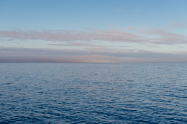 Prachtig zeegezicht hemel met wolken