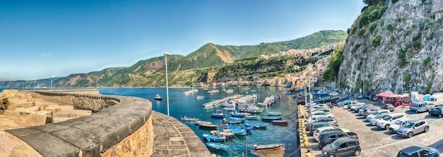 Prachtig zeegezicht in het dorp scilla calabria italy