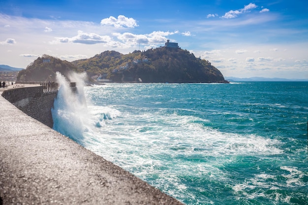 Prachtig zeegezicht in Noord-Spanje De rotsachtige kust op een zonnige dag Prachtig natuurlandschap met een stormachtige zee De dijk in San Sebastian Baskenland Spanje Europa