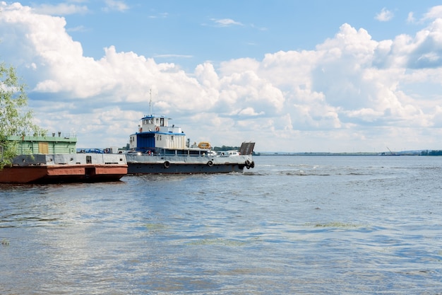 Prachtig zeegezicht met aak, kopieer ruimte. Over zee reizen