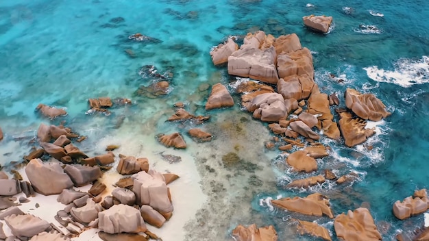 Foto prachtig zeegezicht met een rotsachtige kust