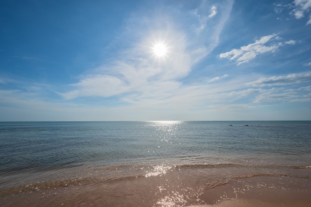 Prachtig zeegezicht met eindeloze horizon bij kung wiman beach chanthaburi city thailand.