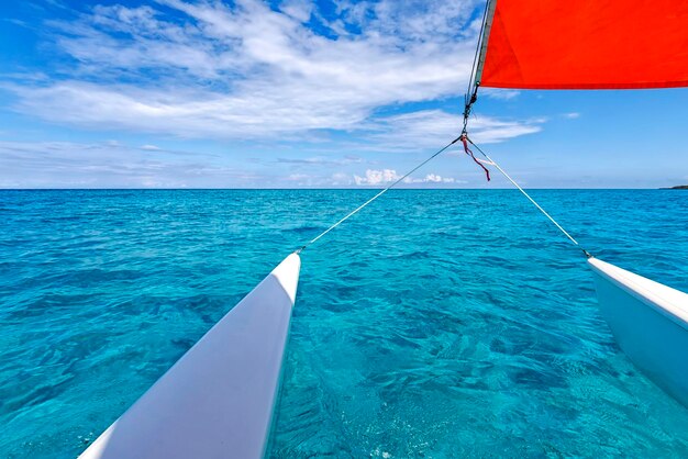 Prachtig zeegezicht van de catamaran tot de Atlantische oceaan en kustlijn Turkoois water en blauwe lucht met wolken Cuba