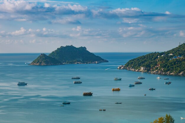 Prachtig zeegezicht van de haven van het koh tao-eiland in surathani ten zuiden van thailand