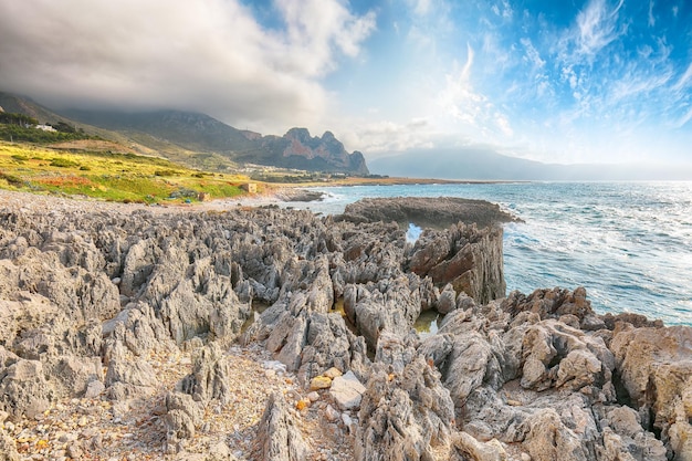 Prachtig zeegezicht van Isolidda Beach in de buurt van San Vito-kaap