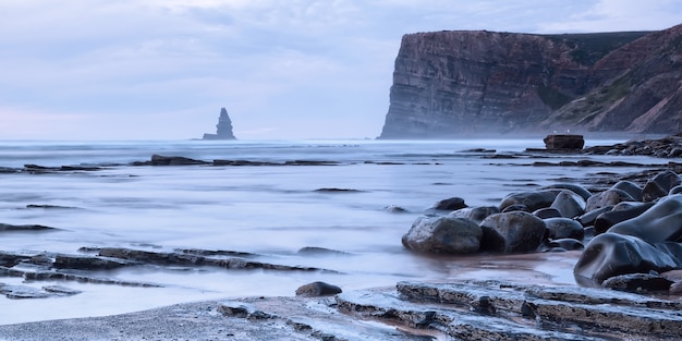 Prachtig zeegezicht van rotsen en zee bij zonsondergang. Stenen naald.