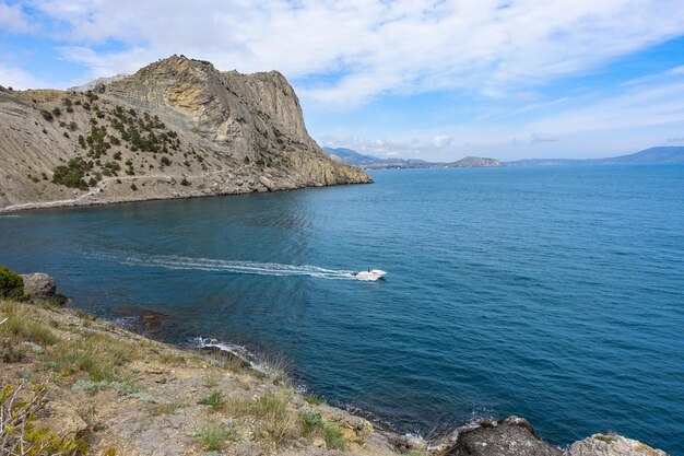 Prachtig zeegezichtpanorama van kaap Kapchik aan de Galitsin-Trail Rusland