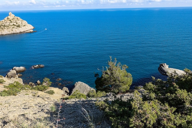 Prachtig zeegezichtpanorama van kaap Kapchik aan de Galitsin-Trail Rusland