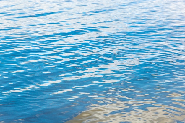 Prachtig zeelandschap met golven van blauwe kleur