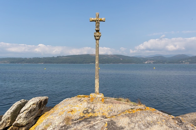 Prachtig zeelandschap met stenen kruis genaamd cruceiro, rias baixas, galicië, spanje