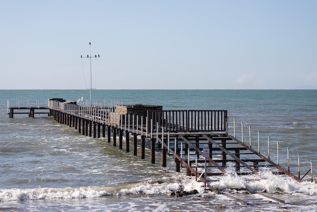 Prachtig zeepanton en strand Een grote houten pier ligt op het zandstrand van het resort Prachtig uitzicht op de tropische kust met een lange pantone Landschap van de zeekust