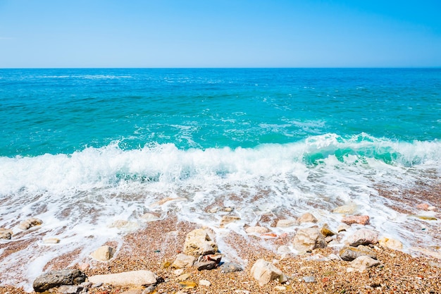 Prachtig zeestrand met turkoois water. Adriatische Zee, Montenegro. Zomer reizen achtergrond