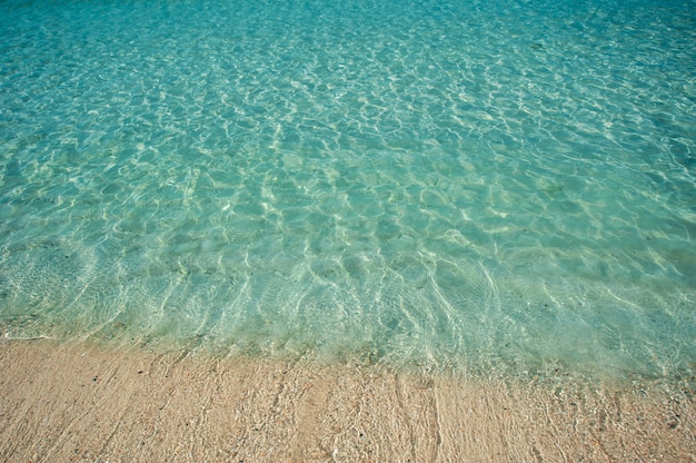 Prachtig zeezandstrand in Dubai met turquoise water