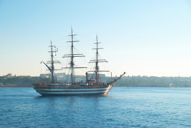 Prachtig zeilschip in zee komt in baai