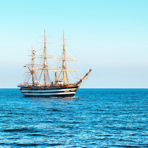 Prachtig zeilschip in zee komt in baai