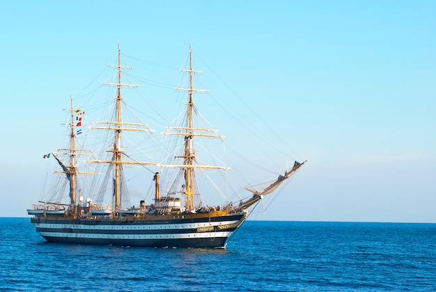 Prachtig zeilschip in zee komt in baai