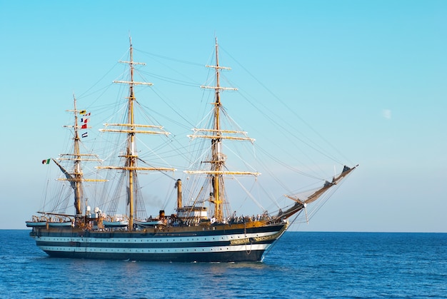 Prachtig zeilschip in zee komt in baai