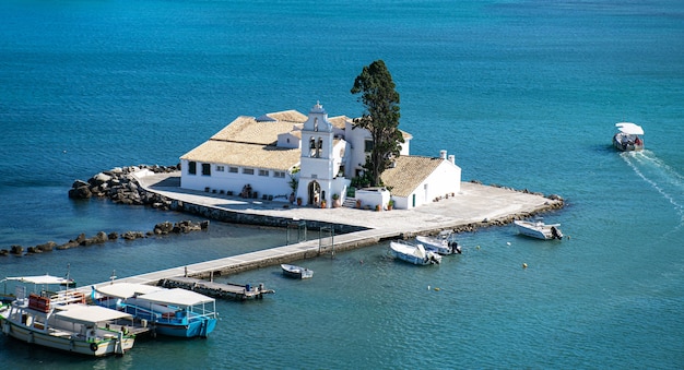 Prachtig zomers uitzicht op het Vlacherna-klooster en het eiland Ponticonisi of Mouse Island in Kerkyra