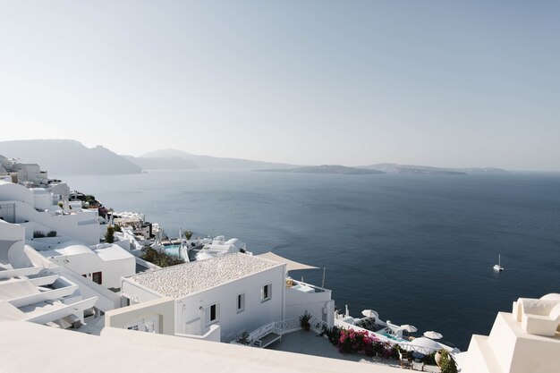 Prachtig zonnig eiland Santorini Griekenland Er zijn witte huizen op het eiland