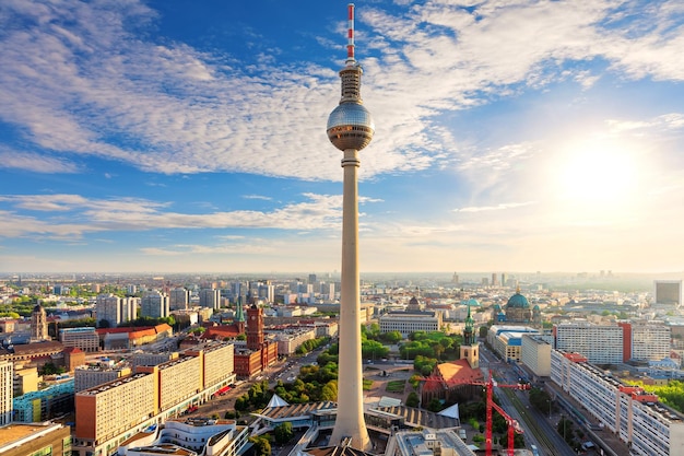 Prachtig zonnig luchtpanorama van Berlijn bij zonsondergang Duitsland