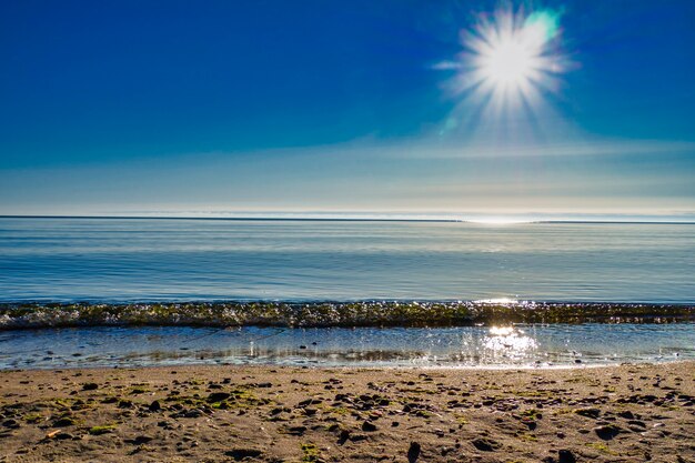 Prachtig zonsopgangzeegezicht, zandstrand aan de kustzee.