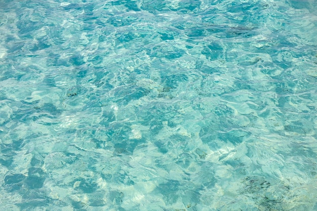 Prachtig zwembadwater met ontspannende zon schittert op het oppervlak Zomervakantie of vakantieconcept zwemmen