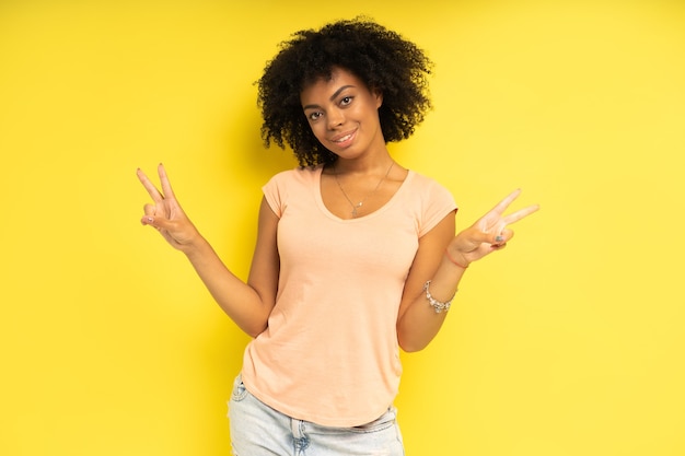 Prachtige Afro-Amerikaanse vrouwelijke model poseren in studio.