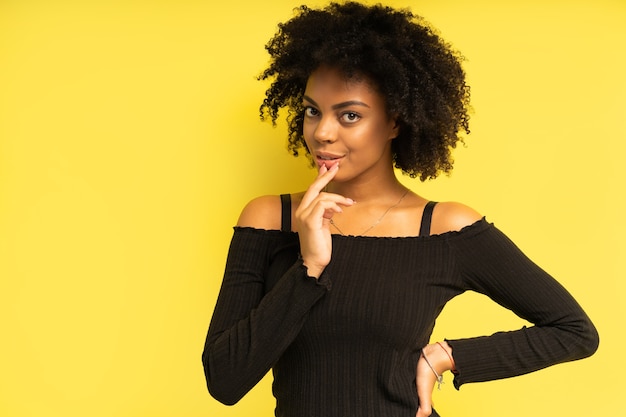 Prachtige Afro-Amerikaanse vrouwelijke model poseren in studio.