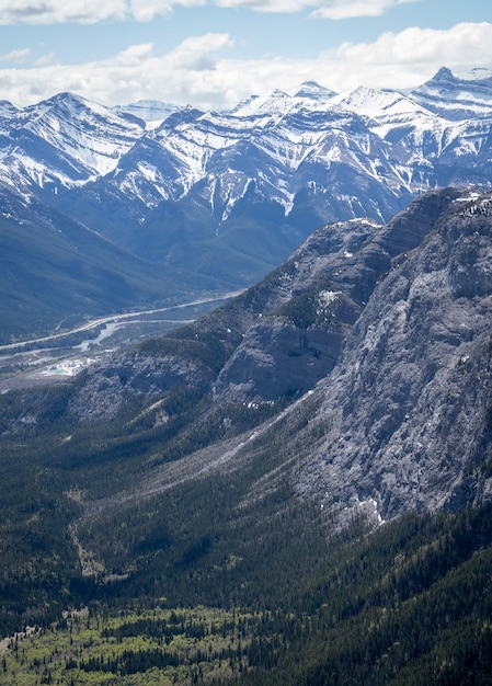 prachtige alpine vallei, uitzicht vanaf mt yamnuska in Canadese rockies, alberta, canada