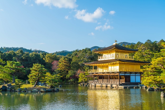 Prachtige architectuur bij Kinkakuji-tempel (het gouden paviljoen) in Kyoto.