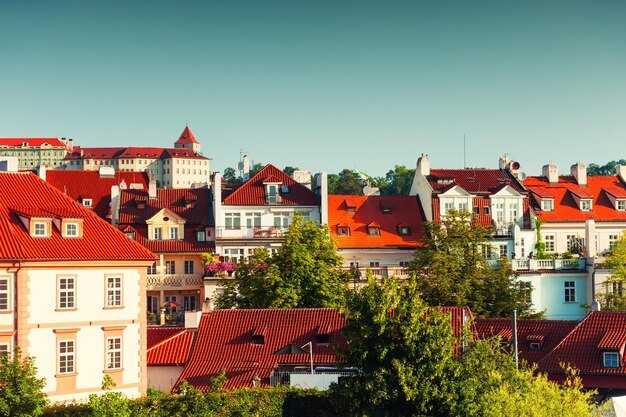 Prachtige architectuur met rode daken in de oude stad in Praag, Tsjechië. Beroemde reisbestemming