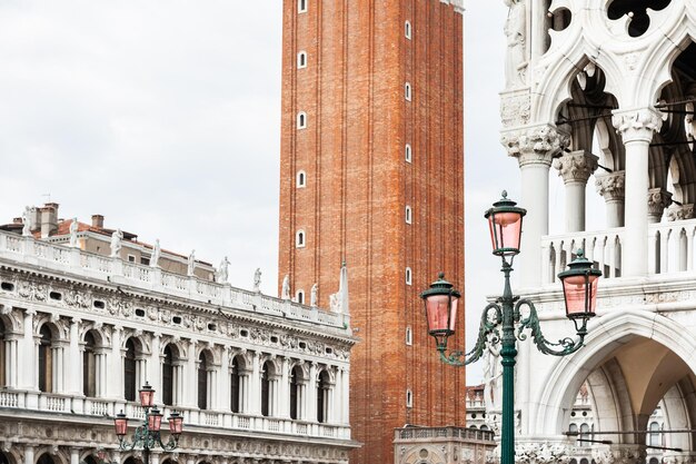 Prachtige architectuur op het san marco plein in venetië, italië.