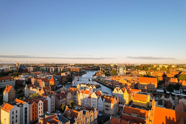 Prachtige architectuur van de oude stad in Gdansk, Polen op een zonnige dag Luchtfoto van het gedreun van het stadhuis en de St. Mary Basilica Stadsarchitectuur van boven Europa