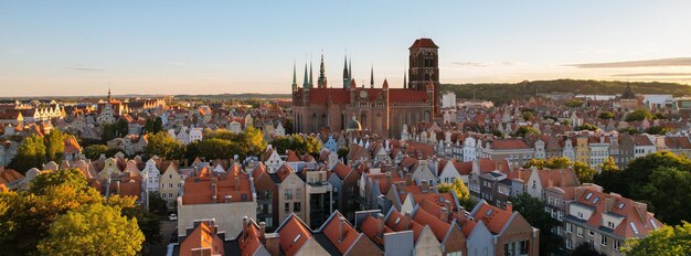 Prachtige architectuur van de oude stad in Gdansk, Polen op een zonnige dag Panorama banner formaat Luchtfoto van drone van het Main Town Hall en St Mary Basilica City Architecture from Above Europe