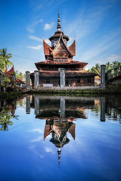 prachtige architectuur van een oude moskee in West Sumatera, Indonesië