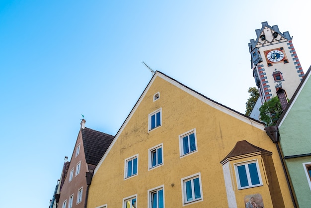 Prachtige architectuur van oude huizen op historische straat in de stad Fussen in Duitsland