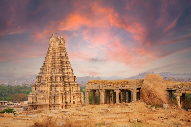 Prachtige architectuur van oude ruïnes van de tempel in Hampi bij zonsondergang, Karnataka, India