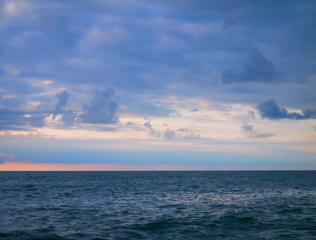 Foto prachtige avondrood boven de zee