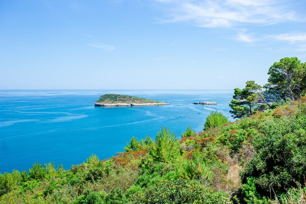 Prachtige baai met boten en helder turquoise water in Italië