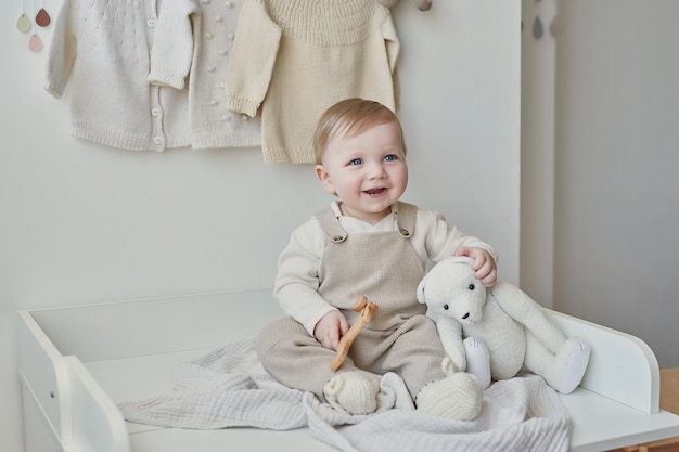 Prachtige babyjongen met blauwe ogen Kind spelen met speelgoed in de kinderkamer Vroege ontwikkeling kleuterschool kinderdagverblijf speelkamer Kinderdag Moederdag