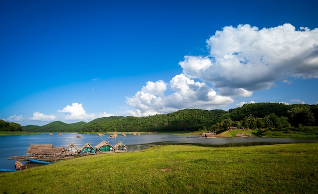 Prachtige berg en rivier met blauwe hemel