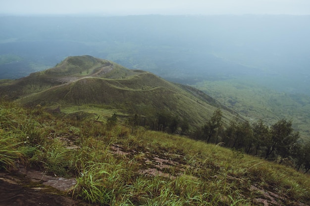 Prachtige berg in de ochtendmist Batur Bali Indonesië