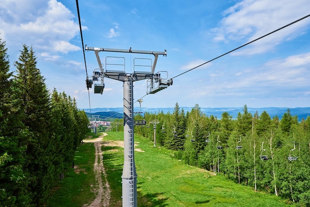 Prachtige bergen bedekt met bos en open kabelbaan karpacz resort in polen met lift r