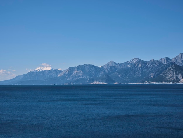 Prachtige bergen blauwe lucht en blauwe zee landschap