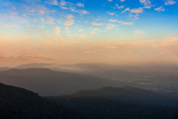 Prachtige bergen en lucht in de ochtendBergen onder mist