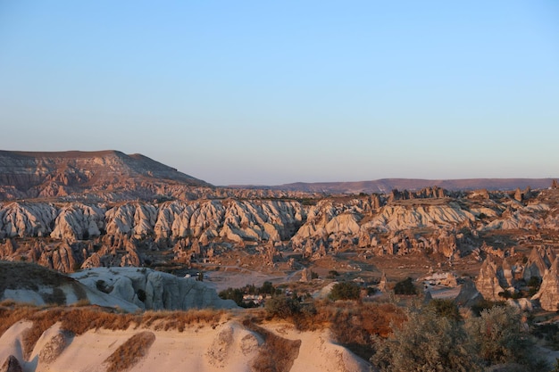 Prachtige bergen en rode vallei bij zonsondergang in Goreme Cappadocië in Turkije