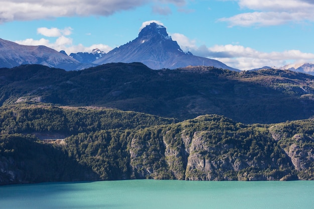 Prachtige bergen landschap langs onverharde weg Carretera Austral in het zuiden van Patagonië, Chili